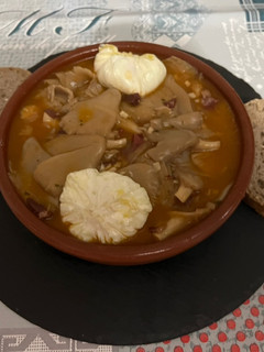 Foto principal de Setas de cultivo a ajillo con jamón y salsa con huevo poché