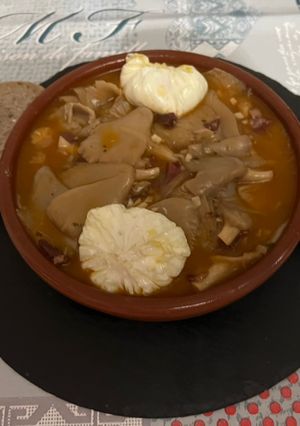 Una foto de Setas de cultivo a ajillo con jamón y salsa con huevo poché