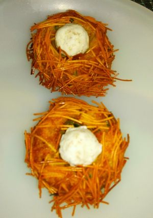 बर्ड नेस्ट विथ एग (Bird nest with eggs recipe in Hindi) रेसिपी मुख्य फोटो