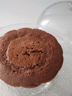 Una foto de Bizcocho ligero de plátano, cacao y nueces en el microondas