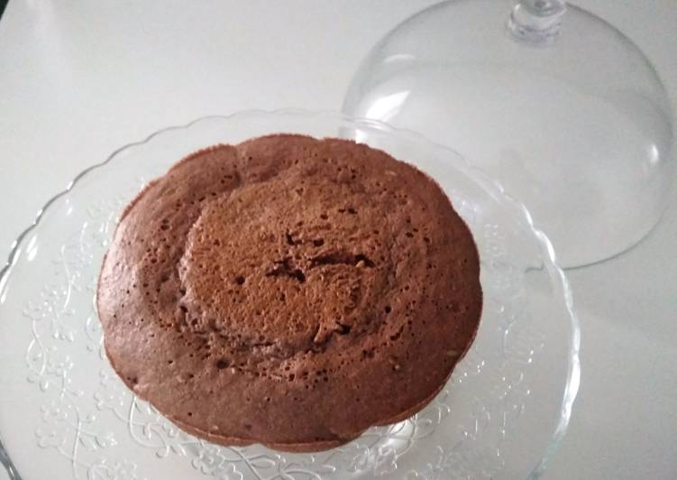 Bizcocho ligero de plátano, cacao y nueces  en el microondas