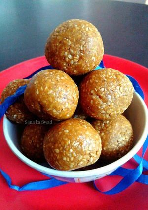 तिल गुड लड्डू (Til jaggery laddu recipe in hindi) रेसिपी मुख्य फोटो