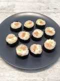 Makis de salmón, pepino y queso crema