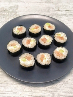 Una foto de Makis de salmón, pepino y queso crema