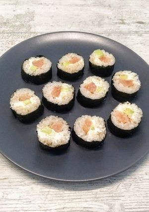 Una foto de Makis de salmón, pepino y queso crema