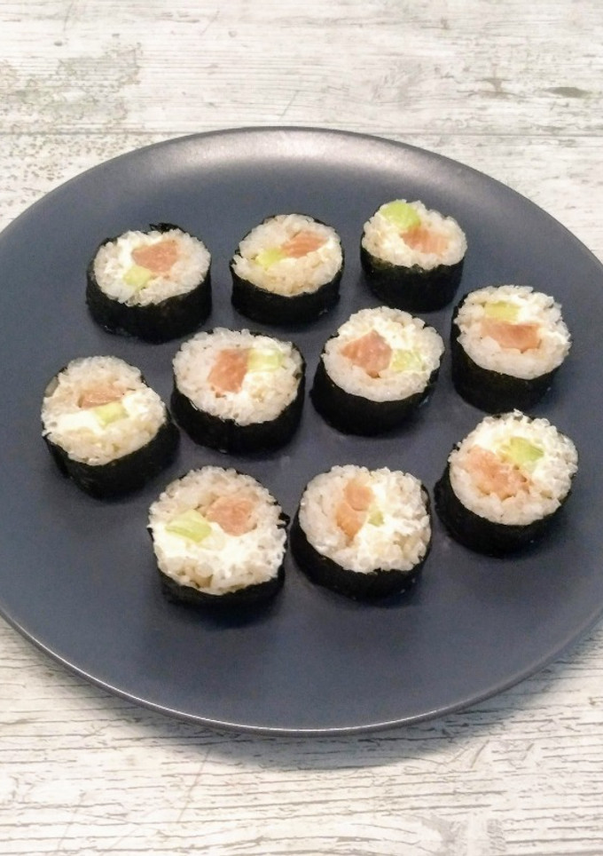 Una foto de Makis de salmón, pepino y queso crema