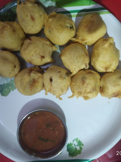 બટેટા વડા (bateta vada recipe in gujarati) રેસીપી મુખ્ય ફોટો