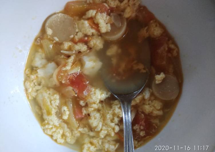 Bagaimana Menyiapkan Sup Tomat Telur, Lezat