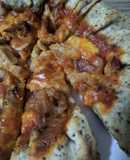 Pizza con bordes de queso y masa de semillas