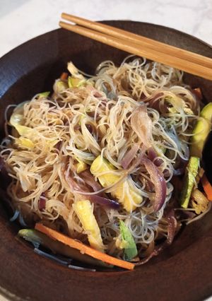 Una foto de Fideos chinos con verduras