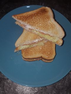 Una foto de Sándwich de salmón, queso y pepino