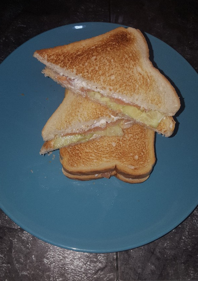 Una foto de Sándwich de salmón, queso y pepino
