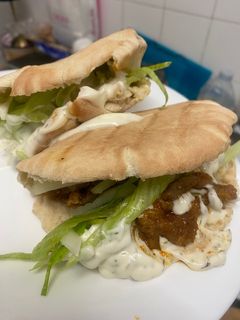 Una foto de Pan de pita con cabeza de lomo