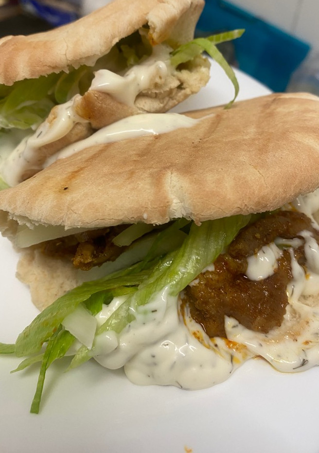 Una foto de Pan de pita con cabeza de lomo