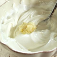 A picture of Yogurt garlic mayo.