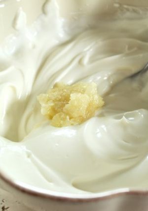 A picture of Yogurt garlic mayo.