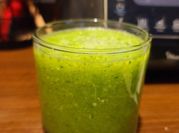 Una foto de batido con cilantro