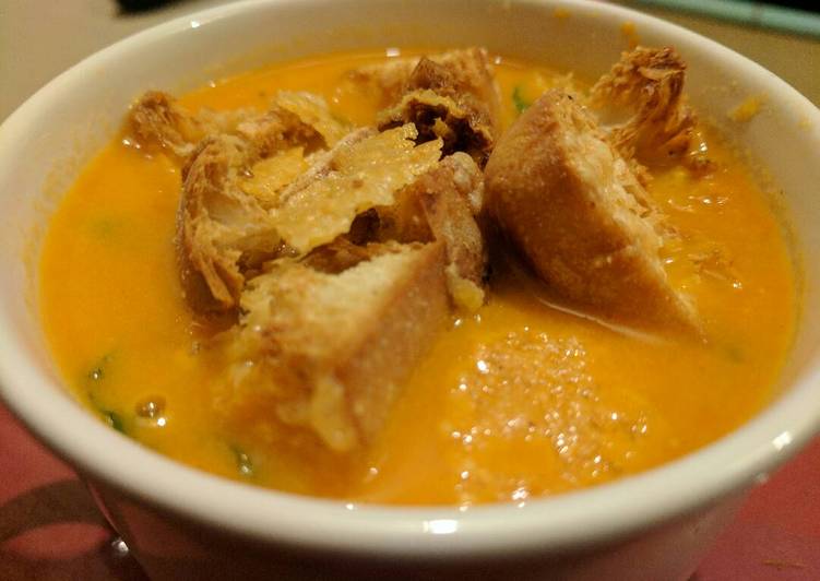 Any-night-of-the-week Tomato Soup w/ cheesy croutons (V)
