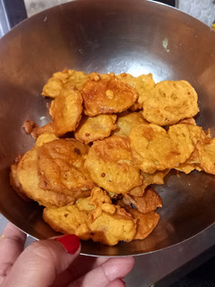 आलू और लौकी का पकौड़ी (Aloo aur lauki ka pakodi recipe in Hindi) रेसिपी मुख्य फोटो