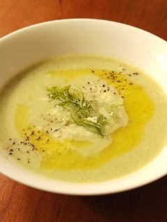 Foto di Vellutata con foglie di cavolfiore e patate novelle