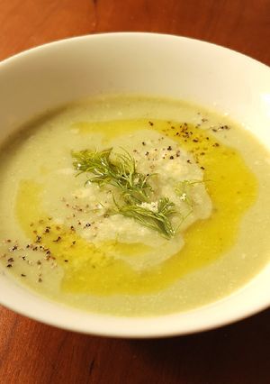 Foto di Vellutata con foglie di cavolfiore e patate novelle