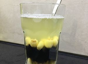 Hình của món Chè hạt sen thạch đen.