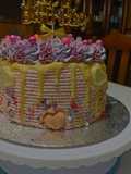 Sprinkles cake con relleno de crema de vainilla