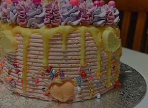 Una foto de Sprinkles cake con relleno de crema de vainilla