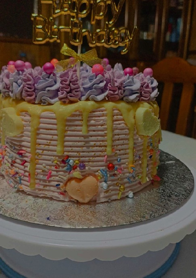 Una foto de Sprinkles cake con relleno de crema de vainilla