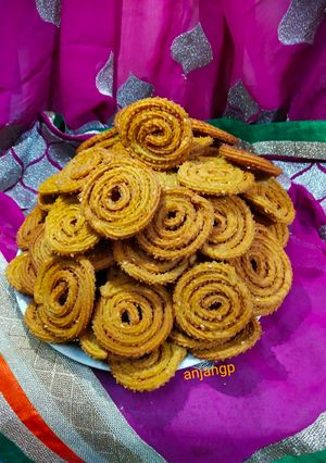 खमंग खुसखुशीत चकली (chakali recipe in marathi) रेसिपी चे मुख्य फोटो 