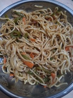 हक्का नूडल्स (Hakka noodles recipe in Hindi) रेसिपी मुख्य फोटो
