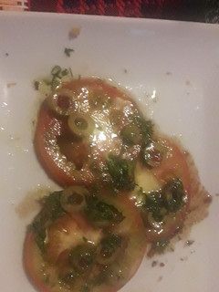 Una foto de Tomates con aceitunas