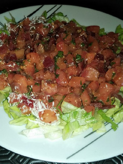Una foto de Tartar de tomate y jamón ibérico