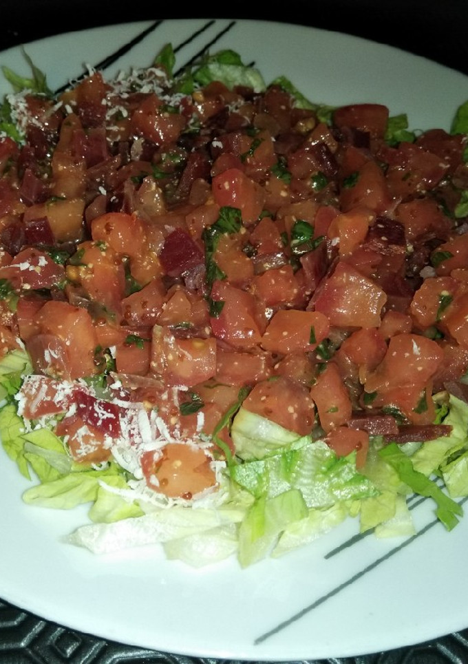 Una foto de Tartar de tomate y jamón ibérico