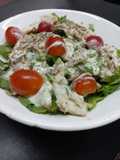 Ensalada de Lechuga Tomates Cherry y Pollo  con Salsa Ranch La Spezia