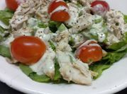 Una foto de ensalada lechuga y tomates cherry