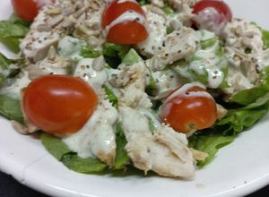Una foto de Ensalada de Lechuga Tomates Cherry y Pollo  con Salsa Ranch La Spezia