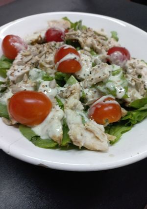 Una foto de Ensalada de Lechuga Tomates Cherry y Pollo  con Salsa Ranch La Spezia