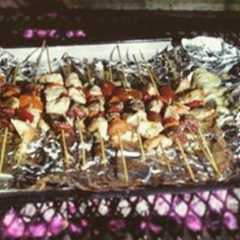 A picture of Brochetas de pollo y verduras.