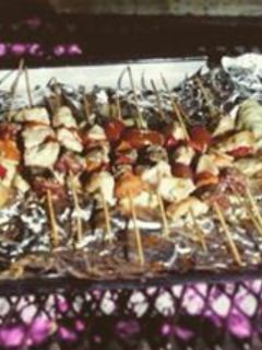Una foto de Brochetas de pollo y verduras