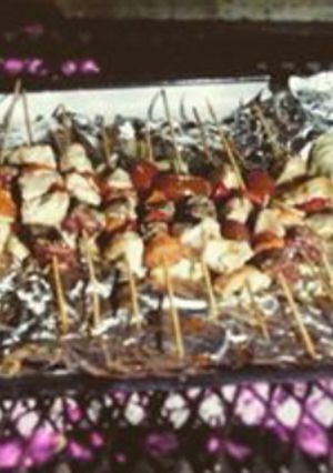 Una foto de Brochetas de pollo y verduras