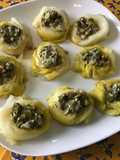 Nids de jeunes poireaux sauce cornichons oignons