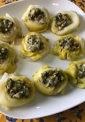 Une photo de Nids de jeunes poireaux sauce cornichons oignons