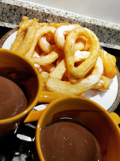 Una foto de Churros con chocolate