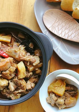 Hình của món Gà nấu ngũ vị.