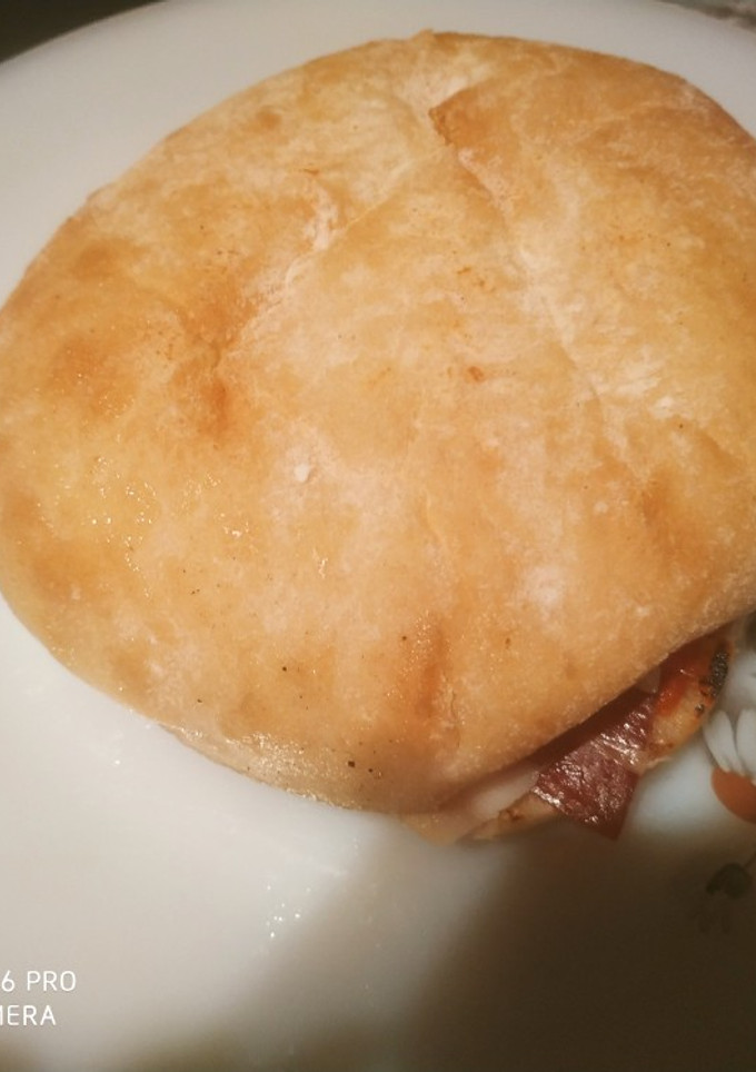 Una foto de Mollete de jamón con tomate, aceite de oliva y ajo