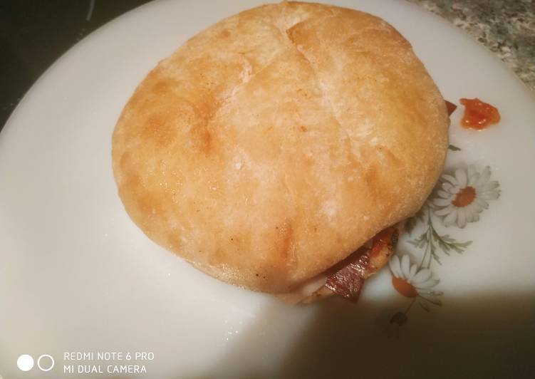 Mollete de jamón con tomate, aceite de oliva y ajo