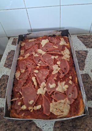Una foto de Pizza exprés con mortadela y queso