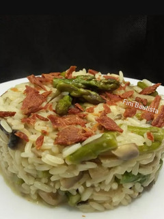 Una foto de Timbal de arroz con champiñones espárragos y crujiente de jamón