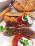 Török kofta-kebab paradicsom és joghurtöntettel, laposkenyérrel